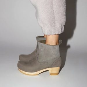No.6 5” pull on shearling clog boot on mid heel in smoke suede. Brand New size40